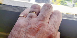 Su esposa falleció y él lleva el anillo de los dos