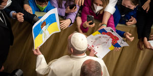 After controversy, Vatican Media defends the pope’s interventions on Ukraine