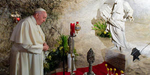 El Papa en Malta: “Ayudemos a cuantos luchan entre las olas del mar”
