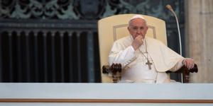 Pope: “The doctor told me not to walk … this time I have to obey”