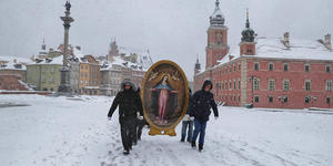 Striking photos taken during men’s Rosary procession in Warsaw
