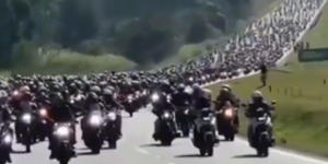Nepregledna množica motoristov je razveselila šestletnega dečka z rakom