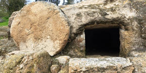 Was Jesus’ tomb sealed by a disk-shaped stone?