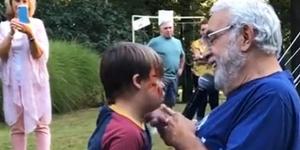 Dziadek śpiewa swojemu wnukowi z zespołem Downa z nieskończoną czułością [wideo]