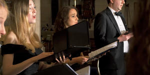 Voces8 records brand-new “crossover” Requiem Mass