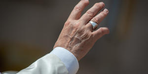 Após aparente melhora, agravam-se dores do Papa Francisco no joelho