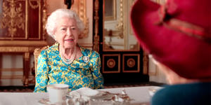 Queen Elizabeth stars in comedy sketch with Paddington Bear … and it’s adorable!