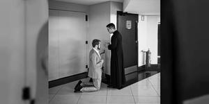 Brasil: padre atende a pedido de confissão em plena fila do cinema