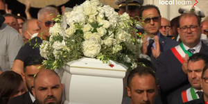 Ai funerali di Elena preghiere e urla di condanna alla madre assassina