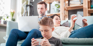 Écrans : une astuce originale pour que toute la famille décroche