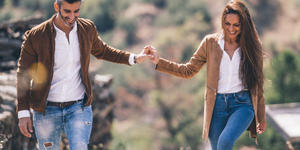 Vivir juntos no ayuda, el noviazgo sí: el secreto de sus cuatro peldaños