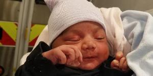 Un bebé abandonado entre residuos voluminosos llevaba un rosario