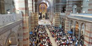 Évêques, prêtres, laïcs… Une Église infantilisée ?