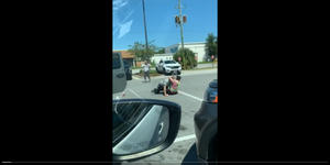 VIDEO: Trabajador de «fast food» detiene al ladrón que robó a una mamá con un bebé en brazos