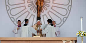 Pope’s call: A Church kneeling before Eucharist and bending over wounds of the suffering
