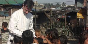 Padre que resgata crianças do lixão: “Sou testemunha da ressurreição das crianças de rua”