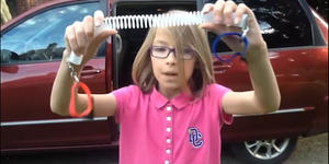 Una niña inventa un ‘gadget’ para que los padres no olviden a su bebé en el automóvil