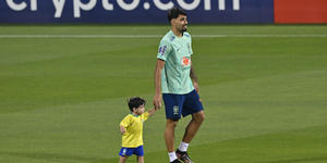 Jogador brasileiro interrompe treino da Copa para dar atenção ao filho que estava chorando