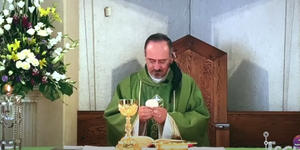 Un sacerdote sollozó ante Jesús Eucaristía: Aleteia habla con él