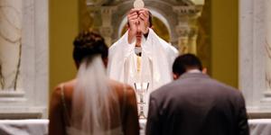 ¿Quién administra el sacramento del matrimonio?