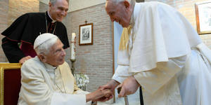 Papa Francisco pide orar por Benedicto XVI:«Está muy enfermo»