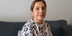 V glavi ji odzvanjajo besede pokojnega moža: “Moraš živeti naprej.” Za otroke.
