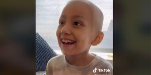 Znani pevec presenetil osemletno deklico, ki se bori z rakom