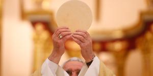 Ces quatre mots qui résument l’Eucharistie