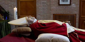 Por que o corpo de Bento XVI não usa o pálio?