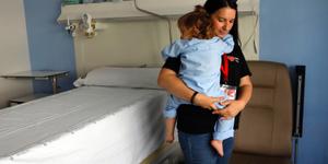 Hacen de mamás a niños que están solos en los hospitales