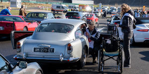 Ils courent en voiture de collection pour le handicap