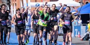 El amor, motor del atleta que logró una maratón con el 76% de discapacidad: su esposa es su voz