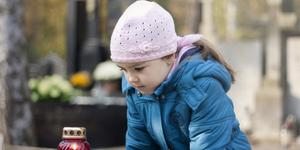 “Mama, boš tudi ti nekoč umrla?” Kako se z otroki pogovarjati o smrti
