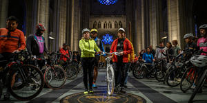 Des cyclistes new-yorkais font bénir leur vélo à l’église