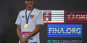 Svetovni prvak v plavanju svojo  medaljo poklonil otrokom z rakom
