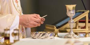 Cztery słowa, które streszczają Eucharystię