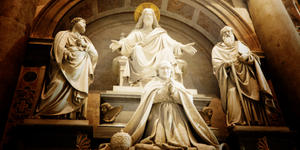 ¿Puede haber varias imágenes del mismo santo en una iglesia?  