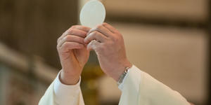 Ama la Eucaristía con tu vida porque ahí está Cristo
