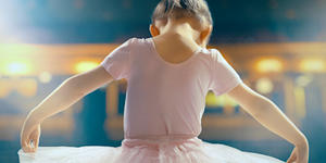 Dad in wheelchair helps daughter shine in ballet performance