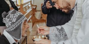104-latek tego samego dnia przyjmuje chrzest, Pierwszą Komunię i bierzmowanie  