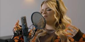 A touching song of grief and faith from a Golden voice
