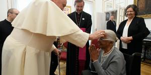 El Papa se reúne con una mujer nacida el mismo día de la aparición en Fátima