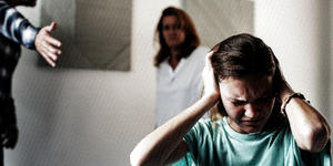 ¿Qué sienten los niños cuando oyen a sus padres criticarlos?