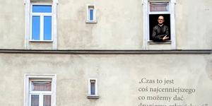 Ks. Jan Kaczkowski na ścianie kamienicy. Odsłonięto niezwykły mural