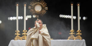 Adoração eucarística: o Senhor nos espera!