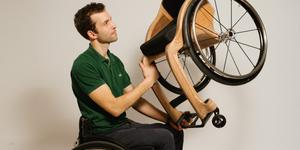 Un ingeniero parapléjico ayuda a ucranianos heridos a construir sillas de ruedas