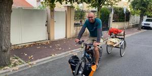 Joseph, le charpentier cycliste qui pédale jusqu’à Notre-Dame avec un morceau de la charpente