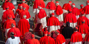 Conclave : pourquoi certains cardinaux sont-ils en noir et non en rouge ?