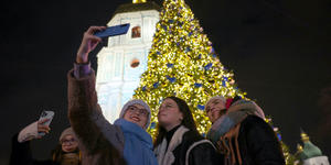 Árbol de Navidad de Kiev da esperanza en medio de la guerra