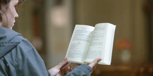 À la messe, lire ou écouter la parole de Dieu ?